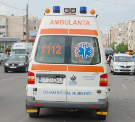 A intrat cu maşina în copac: doi minori au ajuns la spital